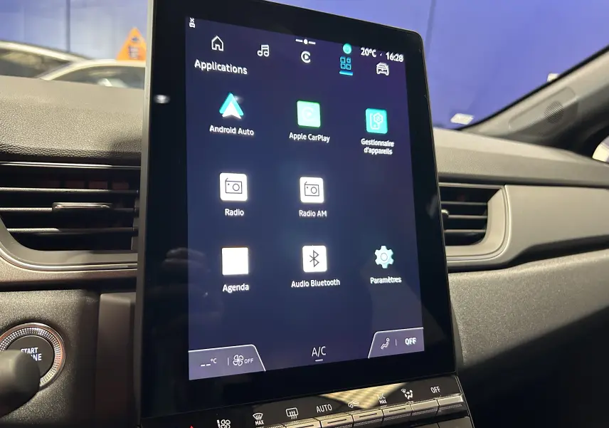 Écran tactile central allumé du Renault Captur II Ph.2 TECHNO noir étoilé, vue intérieure côté droit du tableau de bord.