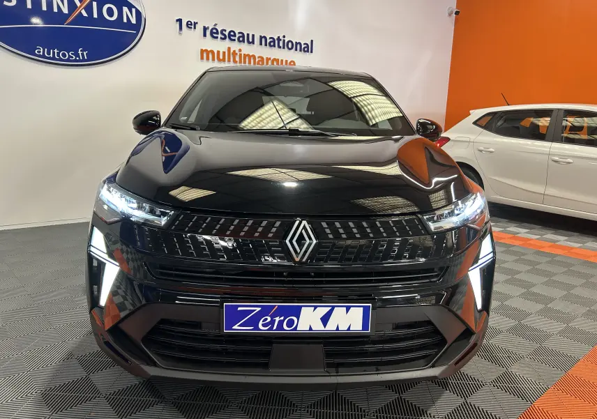 Vue de face d'un Renault Captur II Ph.2 TECHNO noir étoilé avec phares LED allumés en showroom.