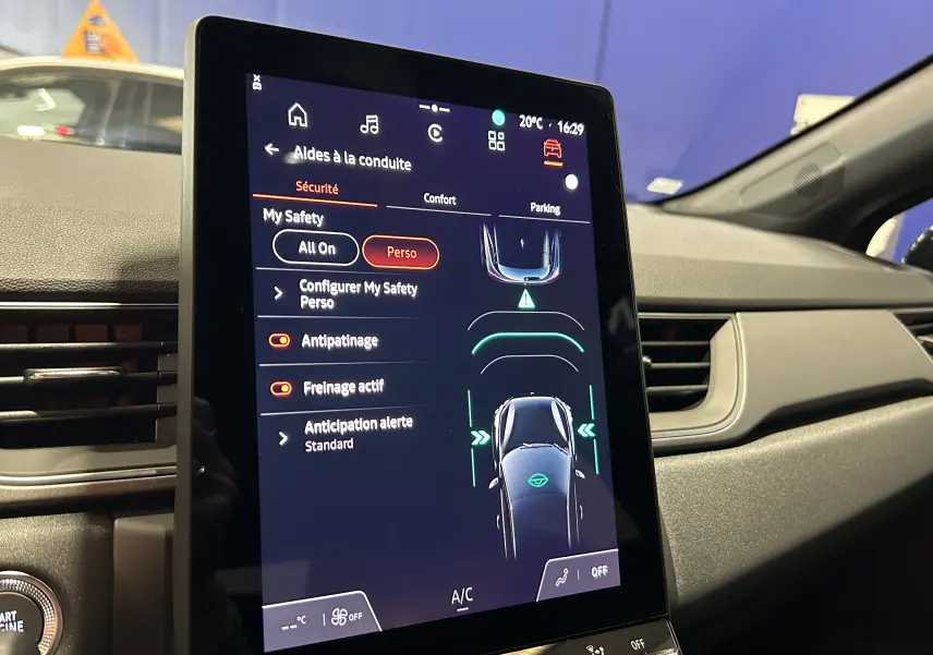 Écran tactile intérieur du Renault Captur II Ph.2 TECHNO noir étoilé montrant les aides à la conduite et la sécurité activée