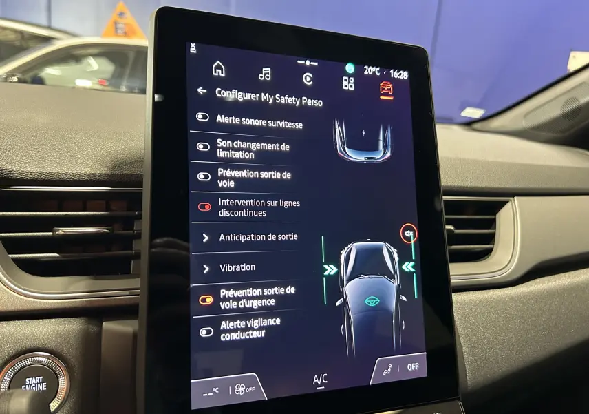 Écran tactile central du tableau de bord du Renault Captur II Ph.2 TECHNO, affichant les options de sécurité personnalisables.
