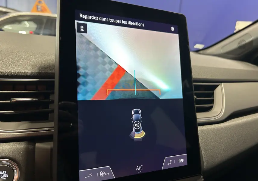 Écran central du Renault Captur noir étoilé 2025 montrant l'image de la caméra de recul avec guidage et alertes de proximité.