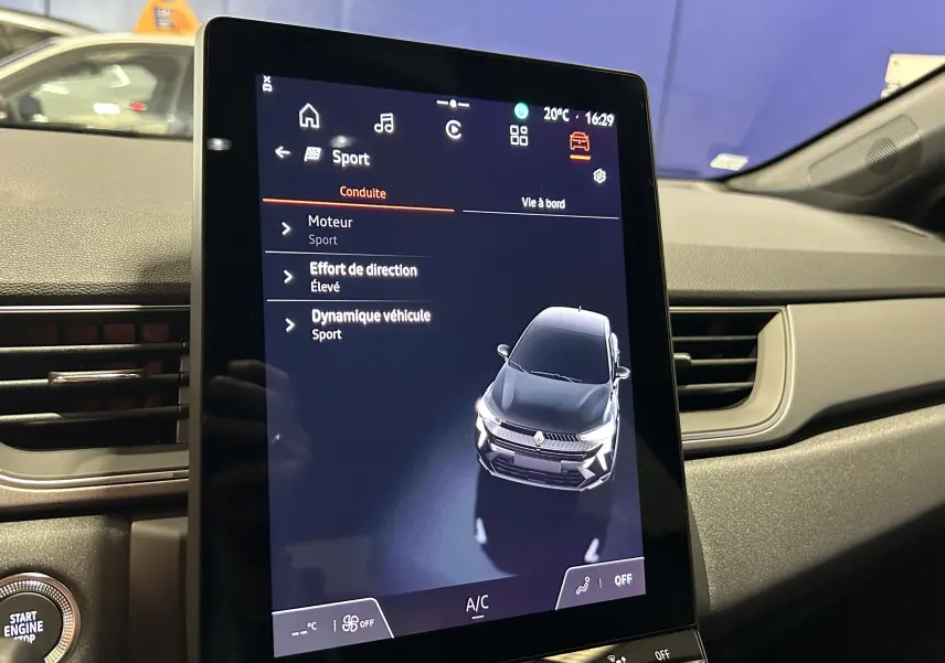 Écran tactile central du Renault Captur II Ph.2 TECHNO noir étoilé, affichant le mode de conduite Sport à l'intérieur du véhicule.