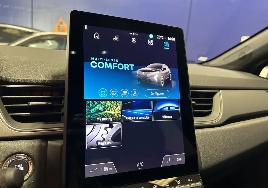 Écran tactile central du tableau de bord du Renault Captur II Ph.2 TECHNO noir étoilé, affichant le mode Confort Multi-Sense.