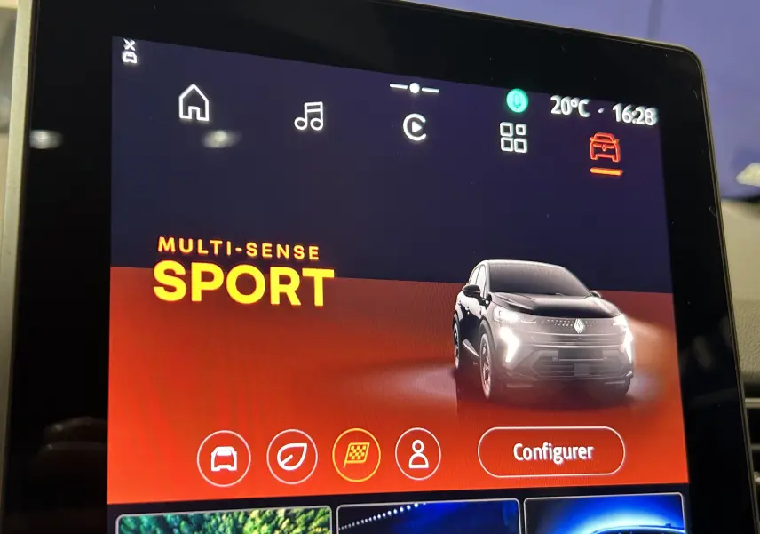 Écran tactile montrant un Renault Captur noir étoilé en mode Sport, vu de face droite avec phares allumés.