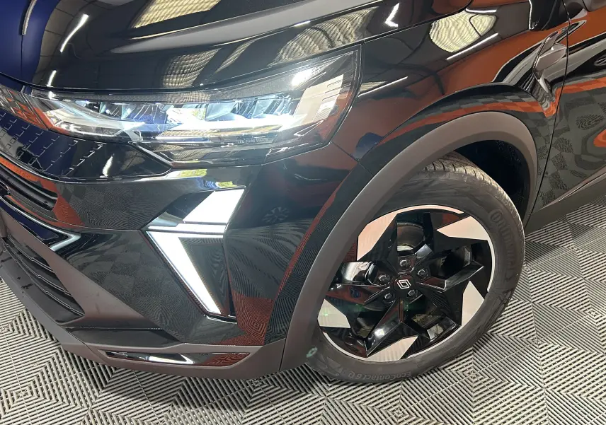 Gros plan sur l'avant droit noir étoilé du Renault Captur II Ph.2 TECHNO avec feux LED et jante biton distinctive.