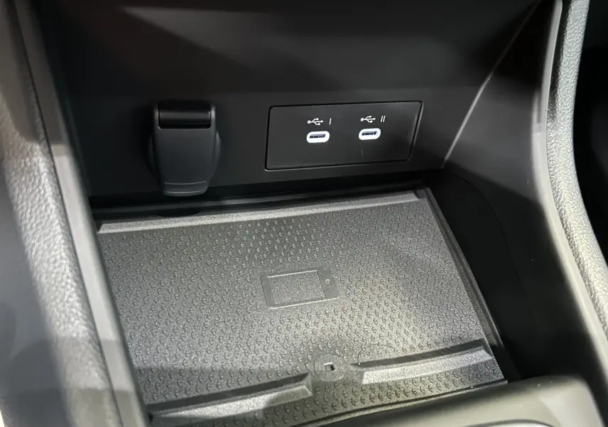 Gros plan sur la zone de recharge et ports USB-C du Renault Captur II Ph.2 TECHNO Tce 90 noir étoilé, intérieur moderne.