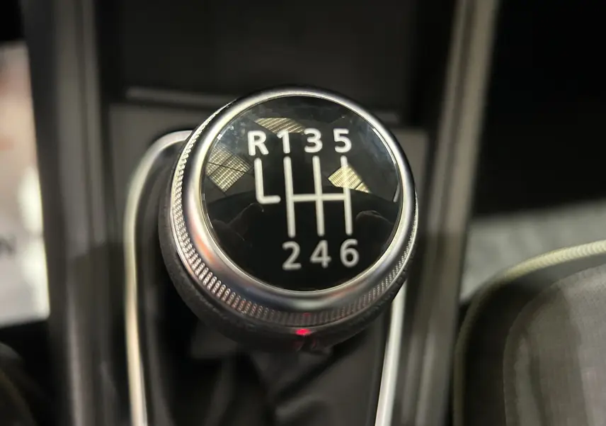 Le levier de vitesses manuel du Renault Captur noir étoilé 2025, vue rapprochée du pommeau avec marquage des 6 rapports.