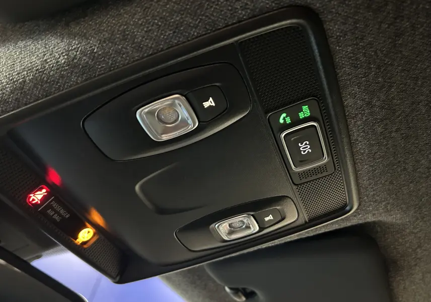 Plafonnier intérieur noir avec boutons d’éclairage et alerte SOS allumée sur Renault Captur II Ph.2 TECHNO 2025