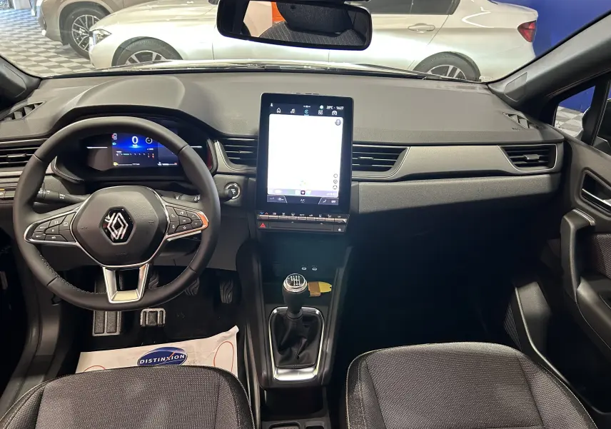 Intérieur noir étoilé du Renault Captur II Ph.2 TECHONO Tce 90, vue frontale sur tableau de bord et boîte manuelle.