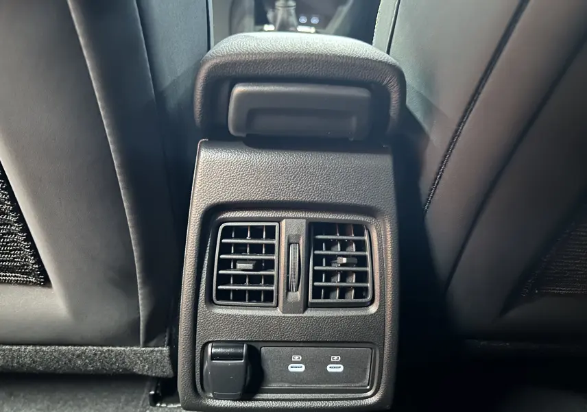 Vue rapprochée des aérateurs arrière et prises USB du Renault Captur II Ph.2 TECHNO Tce 90 noir étoilé, intérieur tissu.