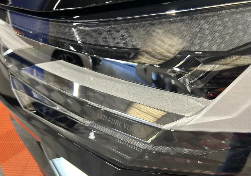 Gros plan sur le phare avant droit noir étoilé du Renault Captur II Ph.2 TECHNO avec éclairage LED Pure Vision.