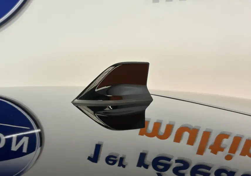 Gros plan sur l'antenne requin noire étoilé du toit d'un Renault Captur II Ph.2 TECHNO 2025.