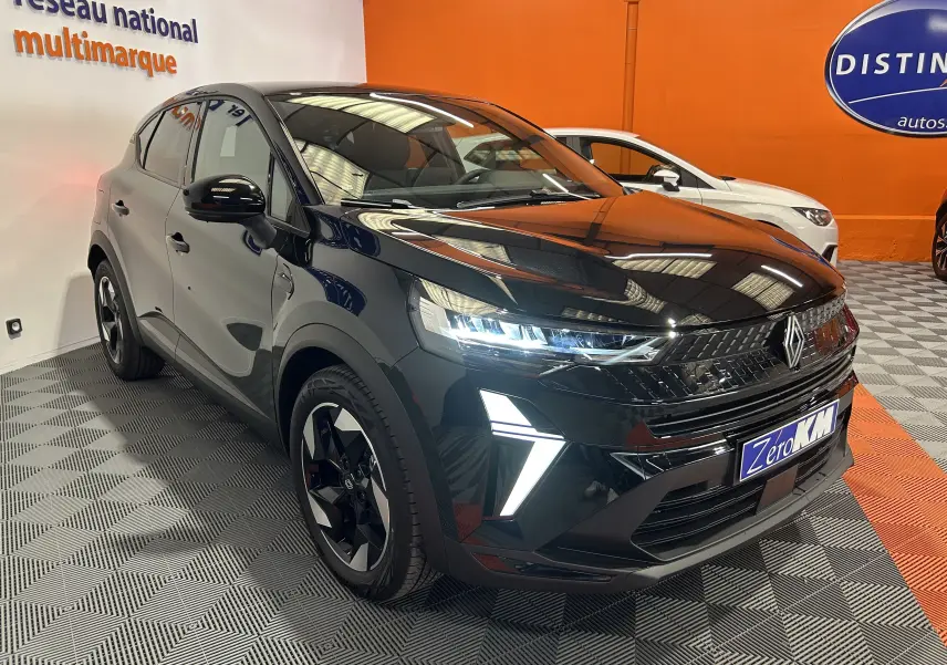 Renault Captur II Ph.2 TECHNO Tce 90 noir étoilé, vue 3/4 avant droit avec feux LED allumés en showroom.