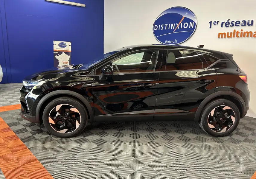 Profil côté gauche du Renault Captur II Ph.2 TECHNO Tce 90 noir étoilé, avec jantes bicolores et détails modernes visibles.