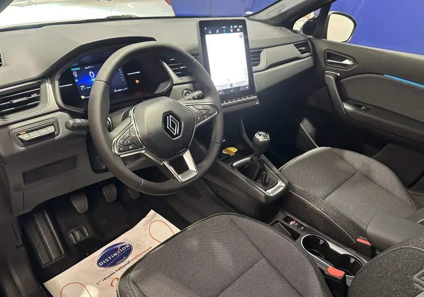 Intérieur du Renault Captur II Ph.2 TECHNO Tce 90 noir étoilé, vue côté conducteur avec tableau de bord et écran tactile vertical.