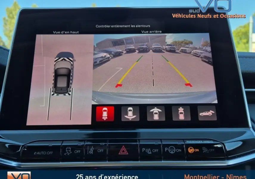Écran tactile du Jeep Compass gris 2024 montrant la caméra de recul et la vue en 3D de stationnement assisté.