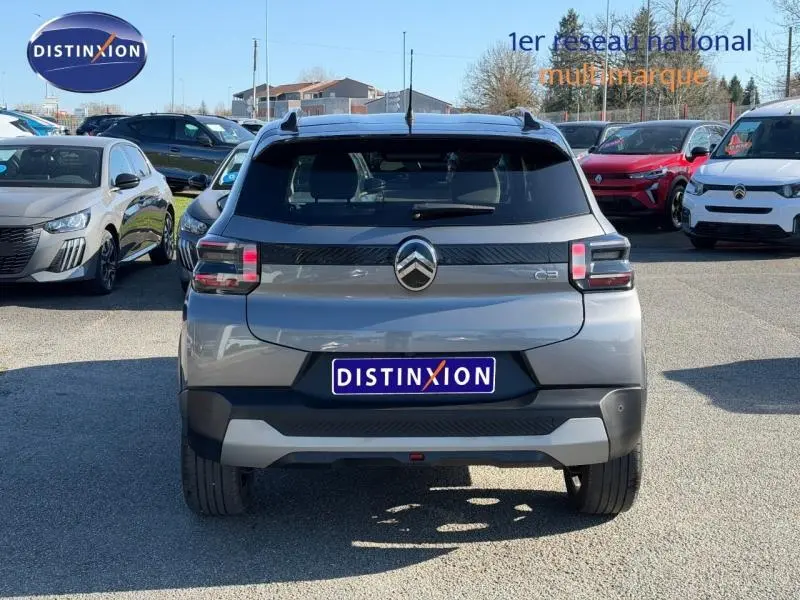 Vue arrière d'une Citroën C3 1.2 Turbo 100ch MAX gris Mercury avec feux arrière LED et lunette arrière surteintée.