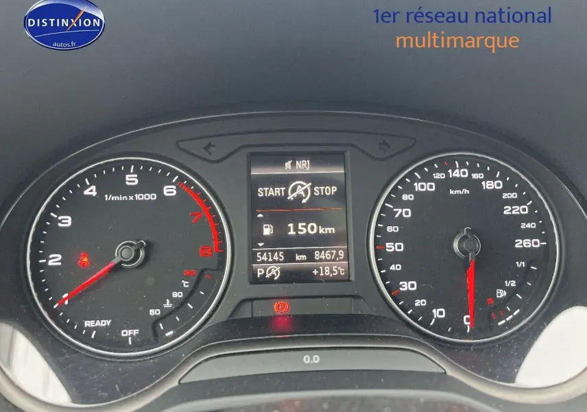 Tableau de bord Audi Q2 blanc Ibis 2018, vue centrée sur compte-tours et compteur de vitesse avec écran digital.