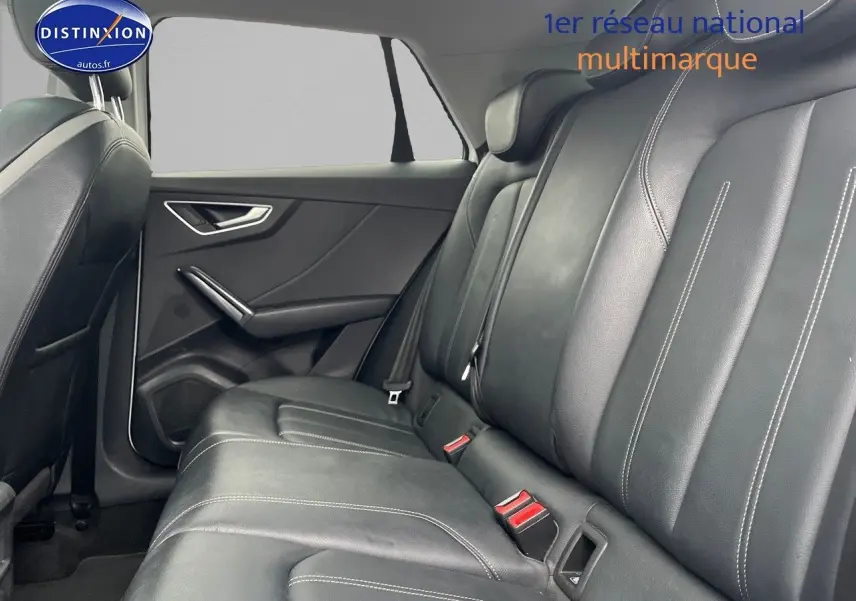 Vue intérieure des sièges arrière en cuir noir avec surpiqûres blanches d'un Audi Q2 2018, côté gauche visible.