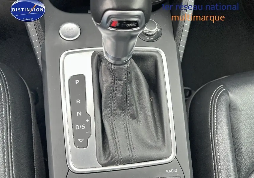 Gros plan sur la console centrale et levier de vitesse automatique cuir noir de l'Audi Q2 Design blanc Ibis.