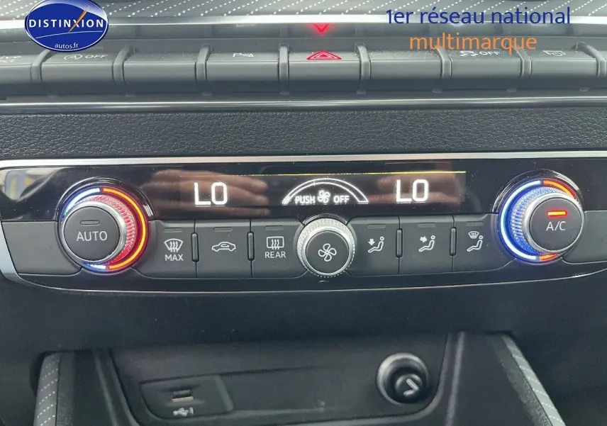 Vue rapprochée du tableau de bord de l'Audi Q2 2018 montrant la climatisation automatique avec réglages numériques et boutons lumineux.