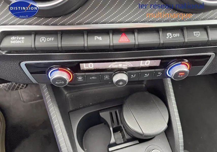 Vue rapprochée de la console centrale de l'Audi Q2 avec commandes climatisation et bouton drive select.