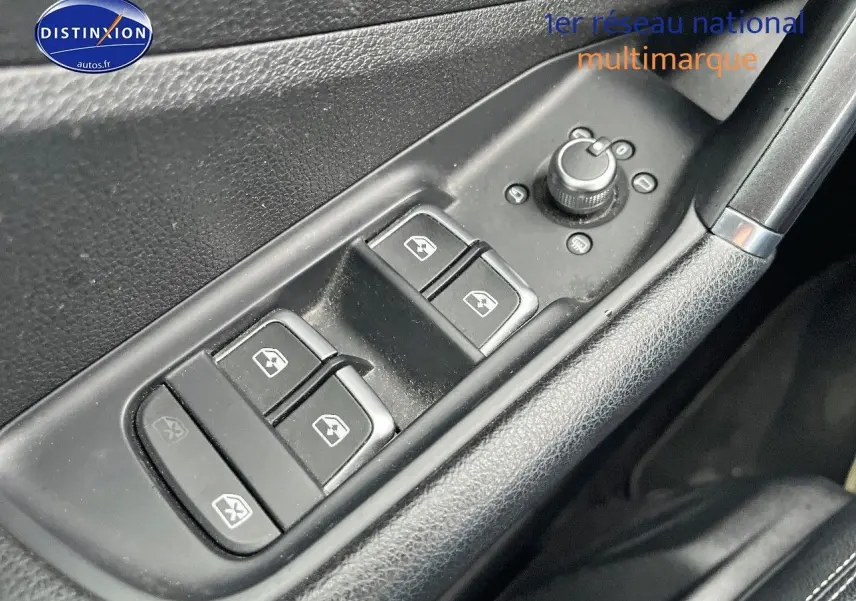 Gros plan sur les commandes de lève-vitres et rétroviseurs côté gauche de l'Audi Q2 2018 finition Design, intérieur noir.