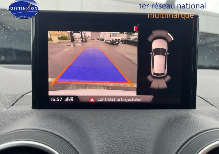 Écran de caméra de recul et système de parking Audi sur tableau de bord d’Audi Q2 blanc Ibis.