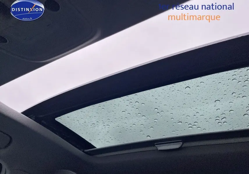 Toit ouvrant électrique panoramique avec gouttes de pluie sur verre, intérieur noir d'Audi Q2 blanc Ibis 2018.