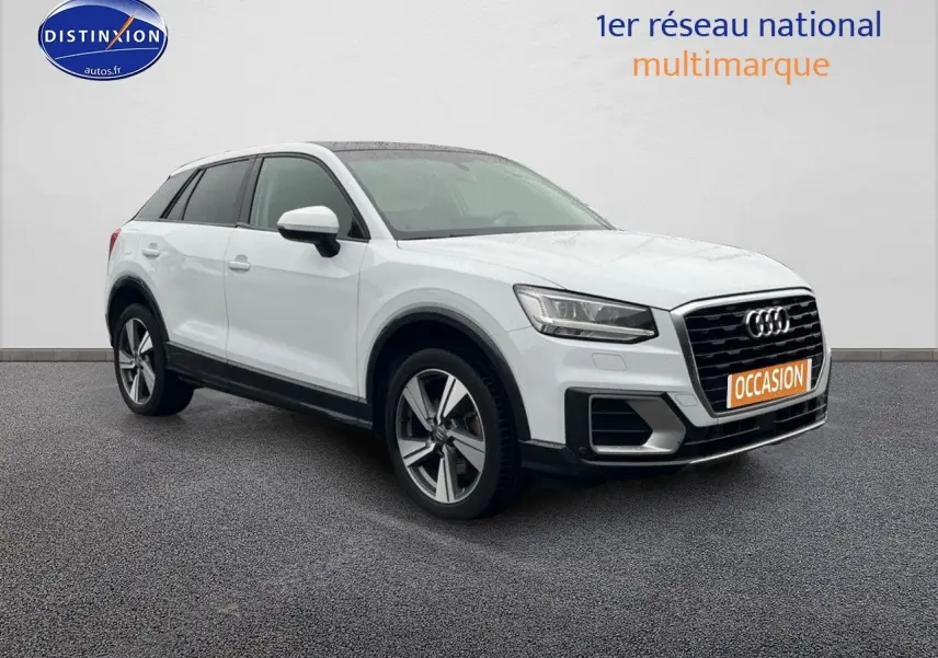 Audi Q2 blanc Ibis vue 3/4 avant droit avec jantes alu 18 pouces et toit ouvrant électrique.