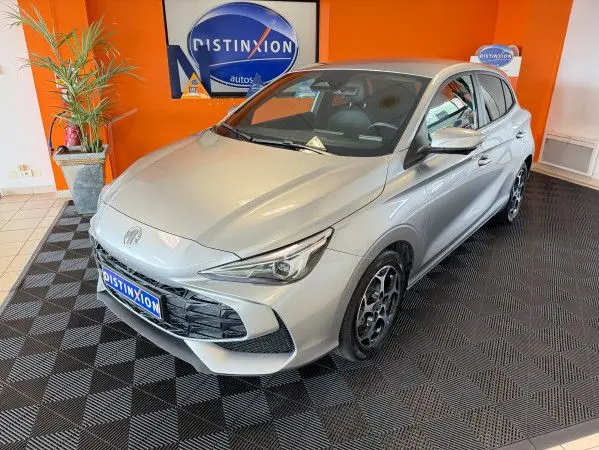 Vue 3/4 avant d'une MG3 Cosmic Silver exposée en intérieur, mettant en valeur ses jantes alliage et ses lignes modernes.