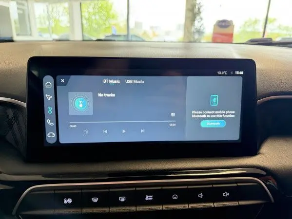 Écran tactile 10,25'' du tableau de bord du MG3 Cosmic Silver, affichant la connexion Bluetooth en intérieur noir.
