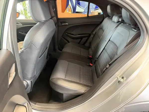 Vue côté droit sur l'intérieur arrière du MG3 Cosmic Silver, montrant les sièges en similicuir noir et les ceintures de sécurité.