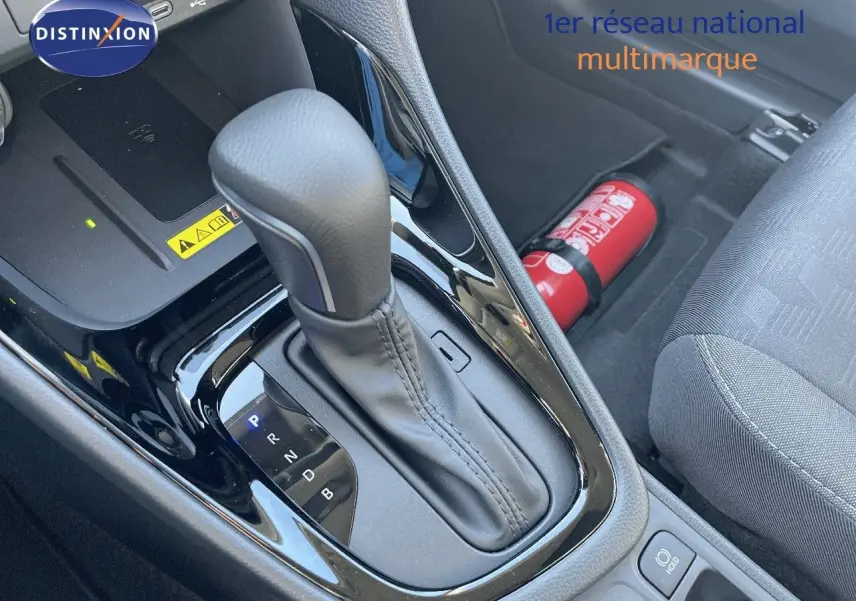 Le levier de vitesse automatique noir brillant de la Toyota Yaris Hybrid 116ch vu en gros plan côté conducteur.