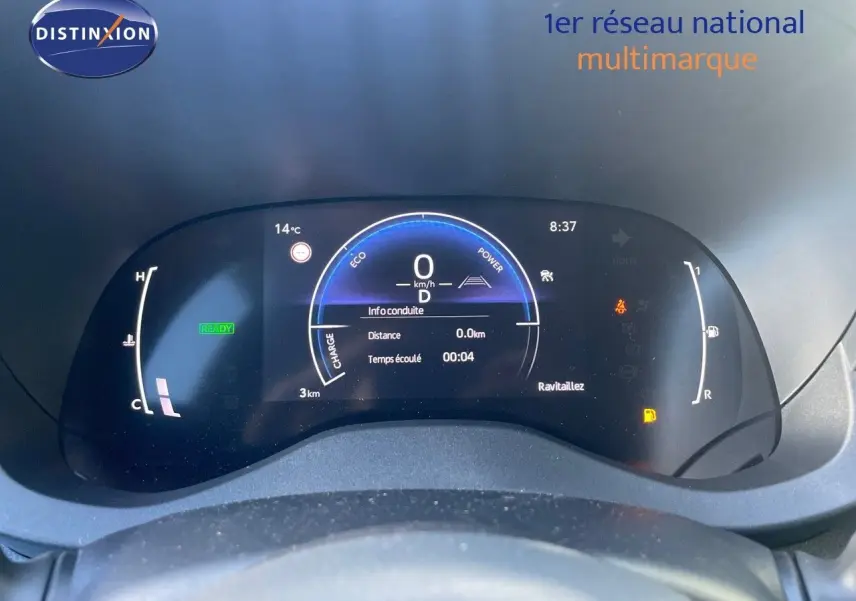 Tableau de bord numérique de la Toyota Yaris Hybrid 2025 affichant la vitesse à 0 km/h et l'autonomie restante.