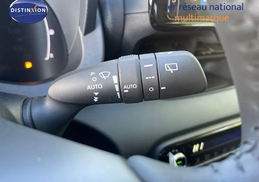Le levier de commande d'essuie-glace de la Toyota Yaris Hybrid 116ch Design 2025 vu en gros plan à l'intérieur.