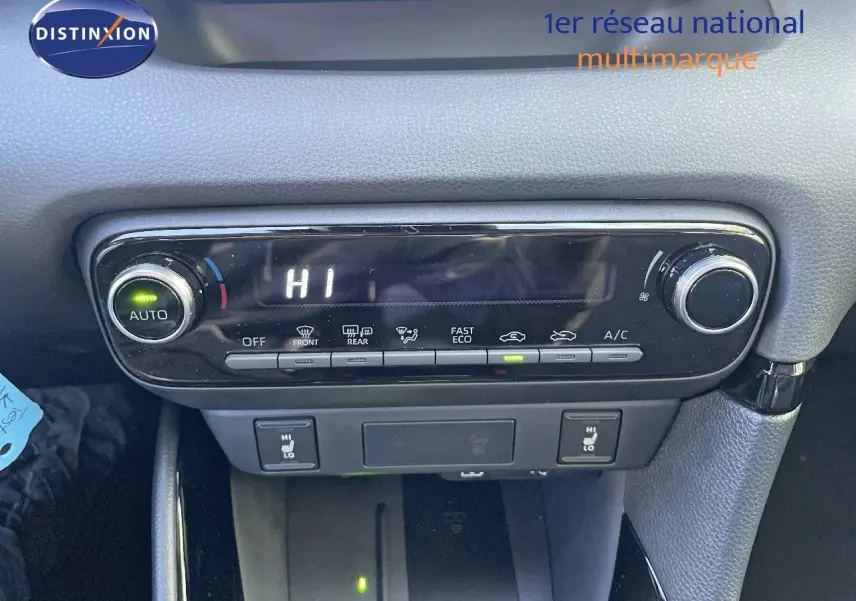 Panneau de commande de la climatisation automatique de la Toyota Yaris Hybrid 2025, finition Design, avec affichage digital et boutons noirs.