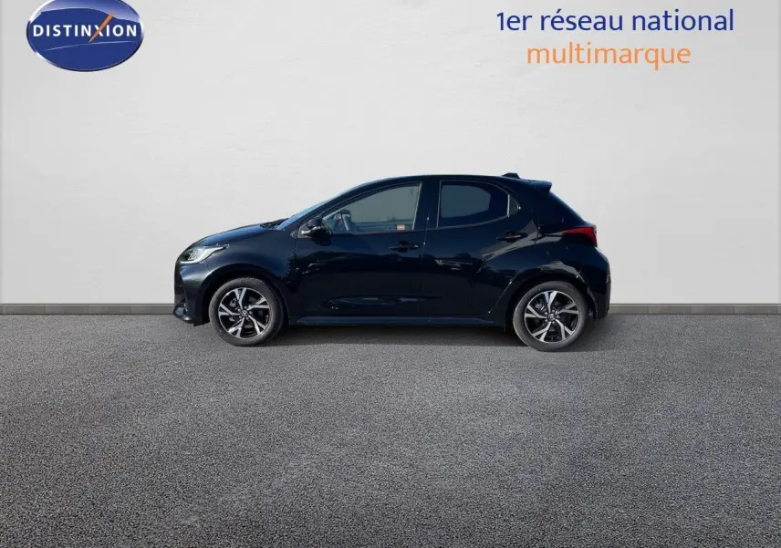 Profil latéral droit de la Toyota Yaris Hybrid 116ch Design 2025 en noir métal avec jantes alliage bicolores.