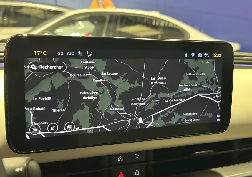 Écran tactile central affichant la navigation GPS dans l'habitacle de la FIAT 600 Hybrid 100 La Prima DCT6 2024.