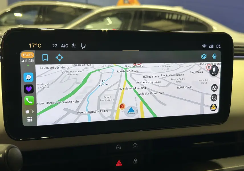 Écran tactile central affichant la navigation GPS dans l'habitacle d'une FIAT 600 Hybrid bleu 2024.
