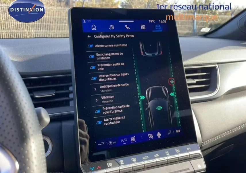 Vue intérieure centrée sur l'écran tactile du tableau de bord du Renault Symbioz gris, affichant les options d'aide à la conduite.