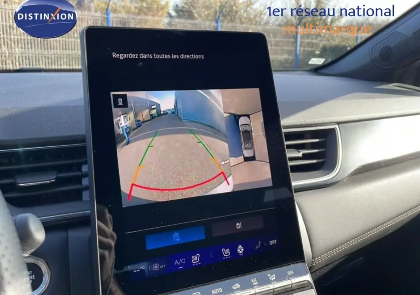 Écran central affichant la caméra de recul avec vue arrière et vue 360° dans un Renault Symbioz gris cassiopée métal.