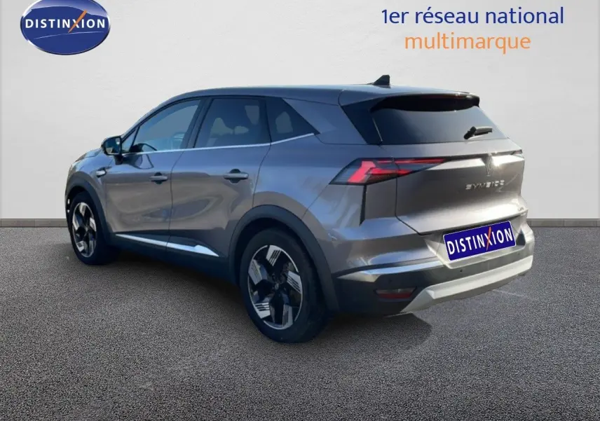 Vue 3/4 arrière droite du Renault Symbioz gris cassiopée métallisé avec feux LED et jantes alliage distinctives.