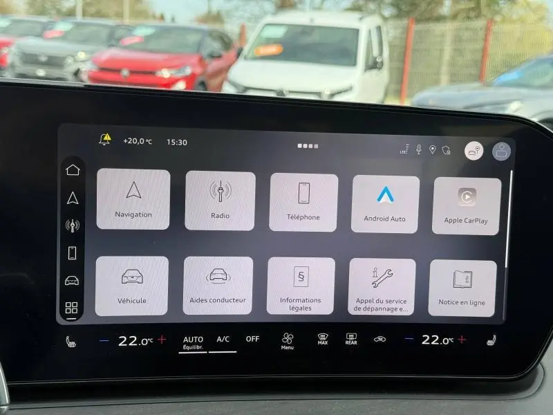 Écran tactile central de l’Audi Q3 2026 affichant les options de navigation, radio, téléphone et connectivité Android Auto en intérieur.
