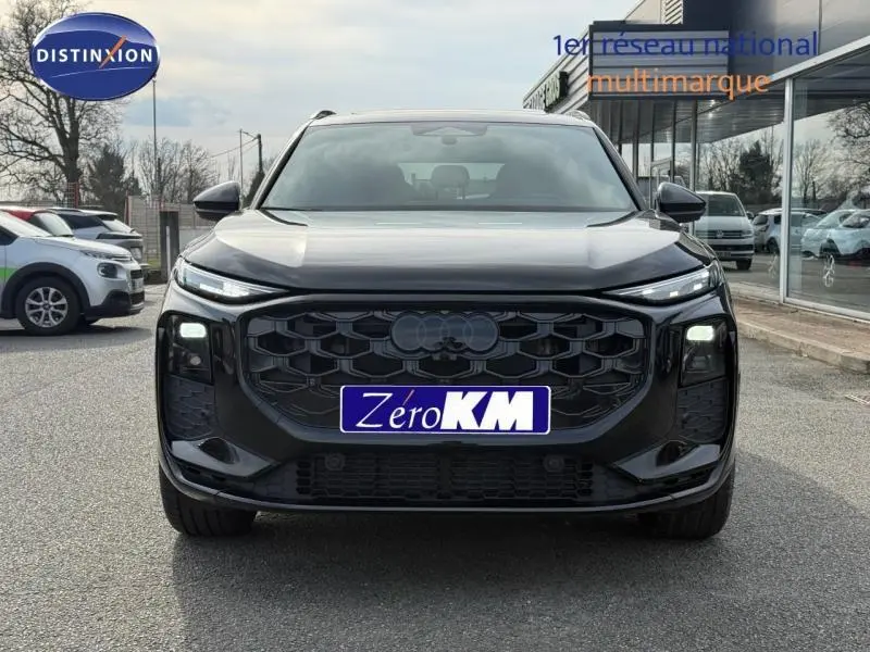Vue frontale d'un Audi Q3 2.0 TDI 150ch S line 2026 en noir Mythique métallisé avec calandre noire distinctive.