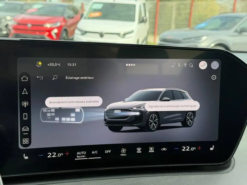 Écran tactile montrant une Audi Q3 2.0 TDI 150ch S line noir métallisé en 3/4 avant avec signatures lumineuses numériques.
