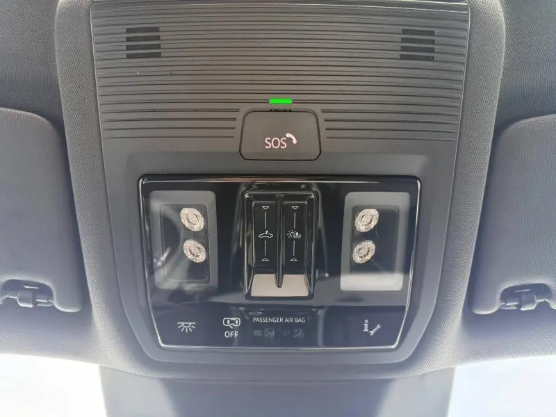 Plafonnier intérieur avec commandes d’éclairage et bouton SOS du Audi Q3 2.0 TDI 150ch S line 2026 noir métallisé.