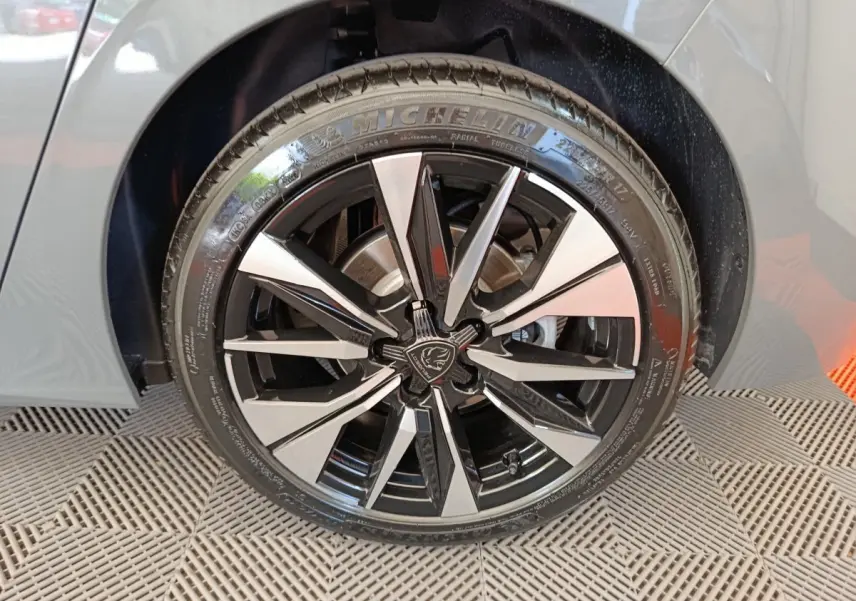 Gros plan sur la roue avant droite gris foncé d’une Peugeot 308 2026 avec jante alliage noire et argentée.