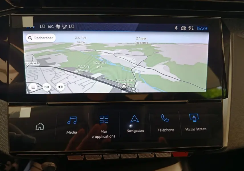 Écran tactile central affichant la navigation dans l'habitacle de la Peugeot 308 gris foncé, version 2026.
