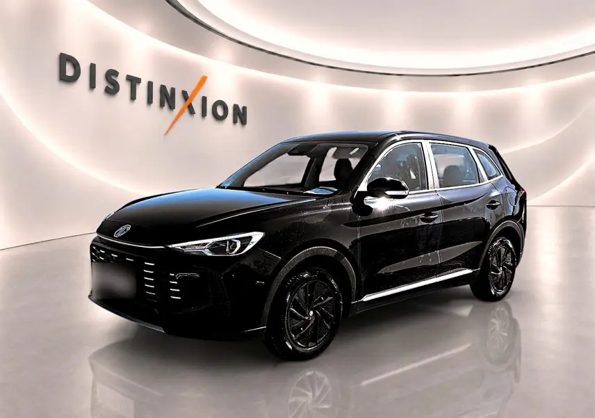 MG Motor ZS 1.5 hybrid noir en 3/4 avant droit, avec jantes noires et éclairage intérieur moderne.